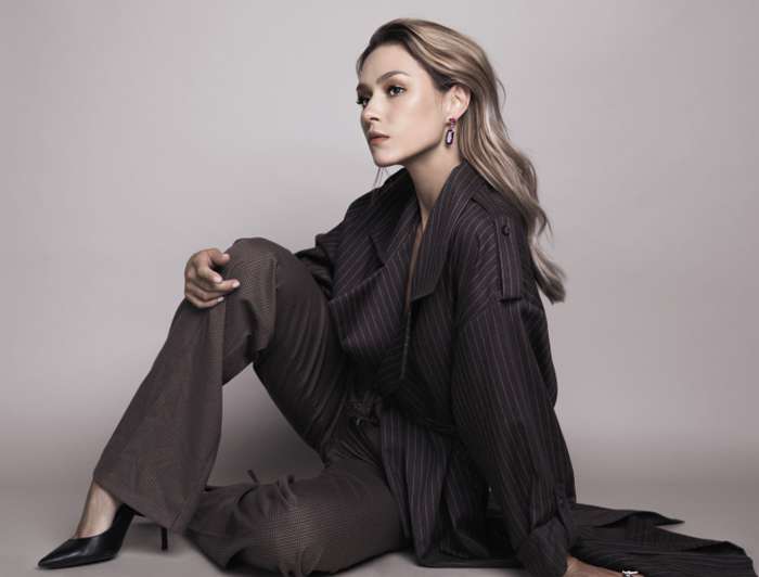 Тренч, studio sasha; брюки, boudoir by alina ilina; туфли, stuart weitzman; кольцо, Mercury Тренч, studio sasha; брюки, boudoir by alina ilina; туфли, stuart weitzman; кольцо, Mercury