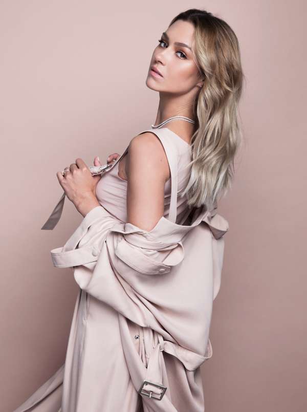 Костюм, studio sasha; колье и кольцо, все – Mercury Костюм, studio sasha; колье и кольцо, все – Mercury