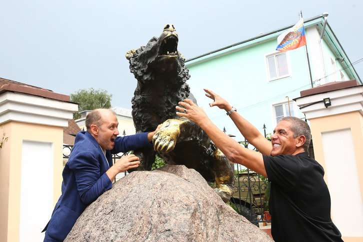 Компанию французскому гостю во время путешествия по Ярославлю составил президент кинофестиваля , актер Александр Ковтунец