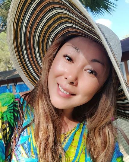 Анита Цой похвалилась формами на природе