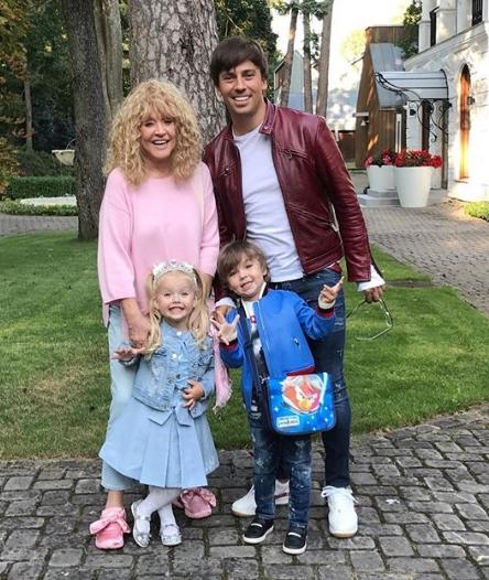 Пугачева отказалась от светской жизни ради детей