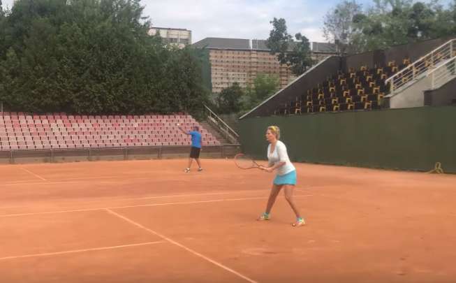 Максакова вышла на теннисный корт в дерзком мини