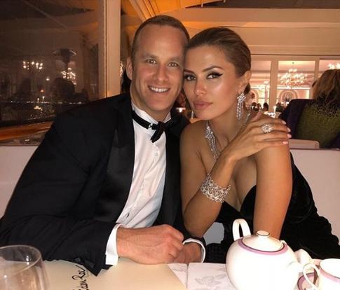 Французский миллиардер очаровал Боню разговорами о черных дырах