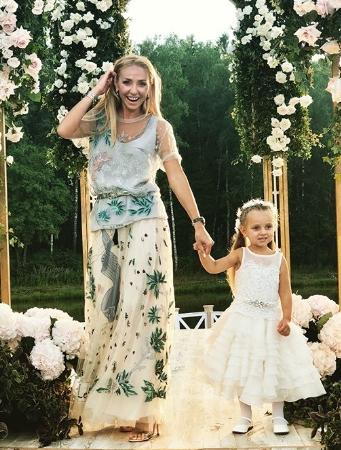 Навку засняли на пляже с округлившимся живот‍ом