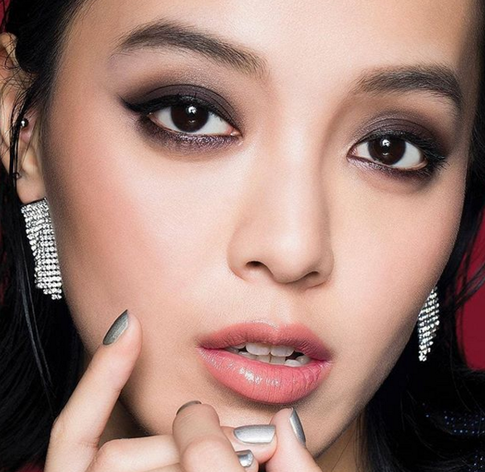 Прозрачные блески, яркие ресницы и небрежные укладки