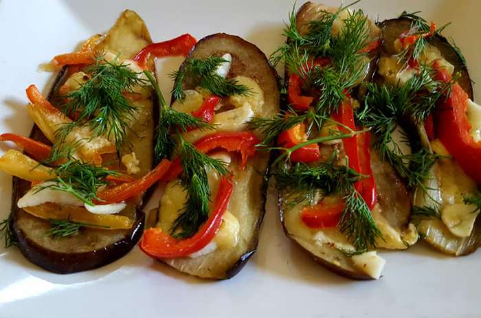 Баклажаны с перцем, чесноком и сыром