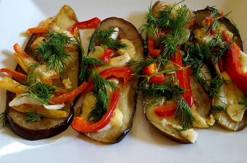 Баклажаны с перцем, чесноком и сыром