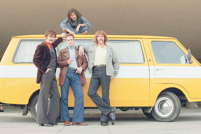 В ретро-сериале «Вокально-криминальный ансамбль» Никита Волков (в центре) сыграл лидера музыкальной группы, состоящей из сотрудников милиции