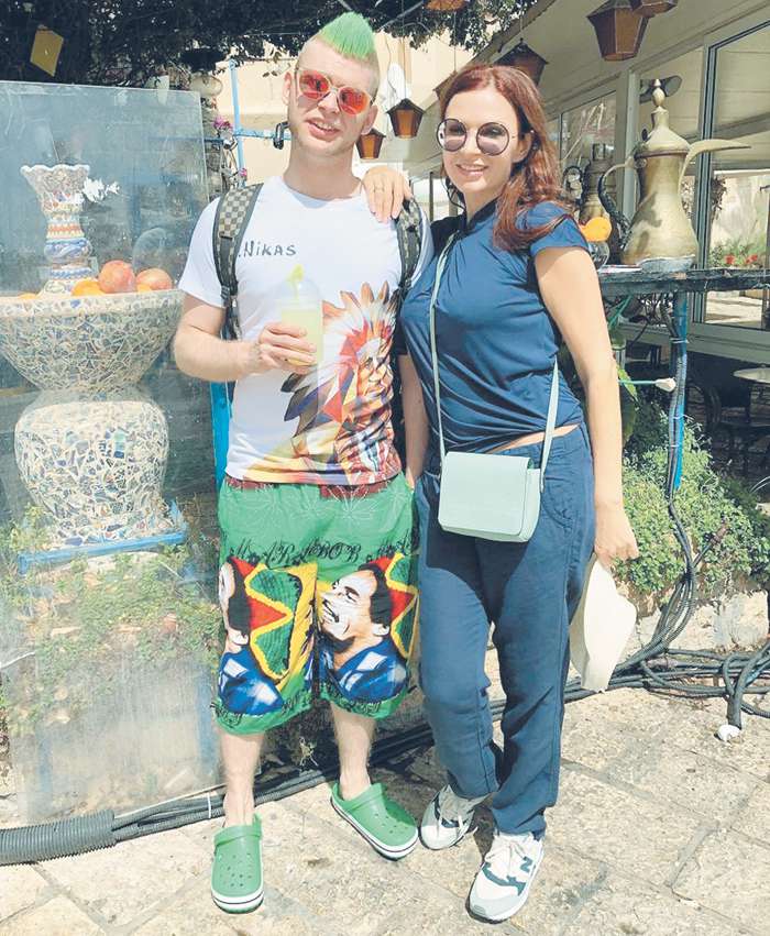 Николай, старший сын актрисы, остался с отцом после развода родителей. Сейчас 24-летний Николай живет в Израиле, но Эвелина старается регулярно с ним встречаться Николай, старший сын актрисы, остался с отцом после развода родителей. Сейчас 24-летний Николай живет в Израиле, но Эвелина старается регулярно с ним встречаться