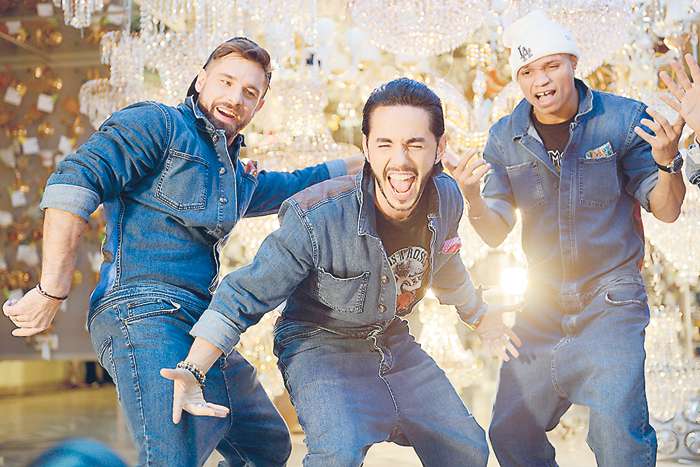 На сцене Тимур себя не жалеет и показывает публике супер-энергичное шоу. Ради этого певец внимательно следит за своей физической формой