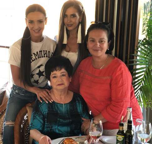 Ольга Бузова с сестрой, матерью и бабушкой