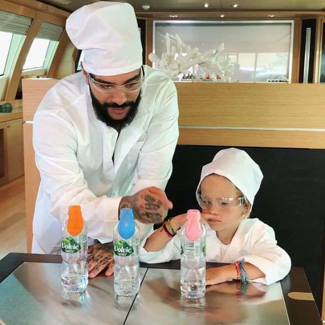 Тимати развлекает дочь