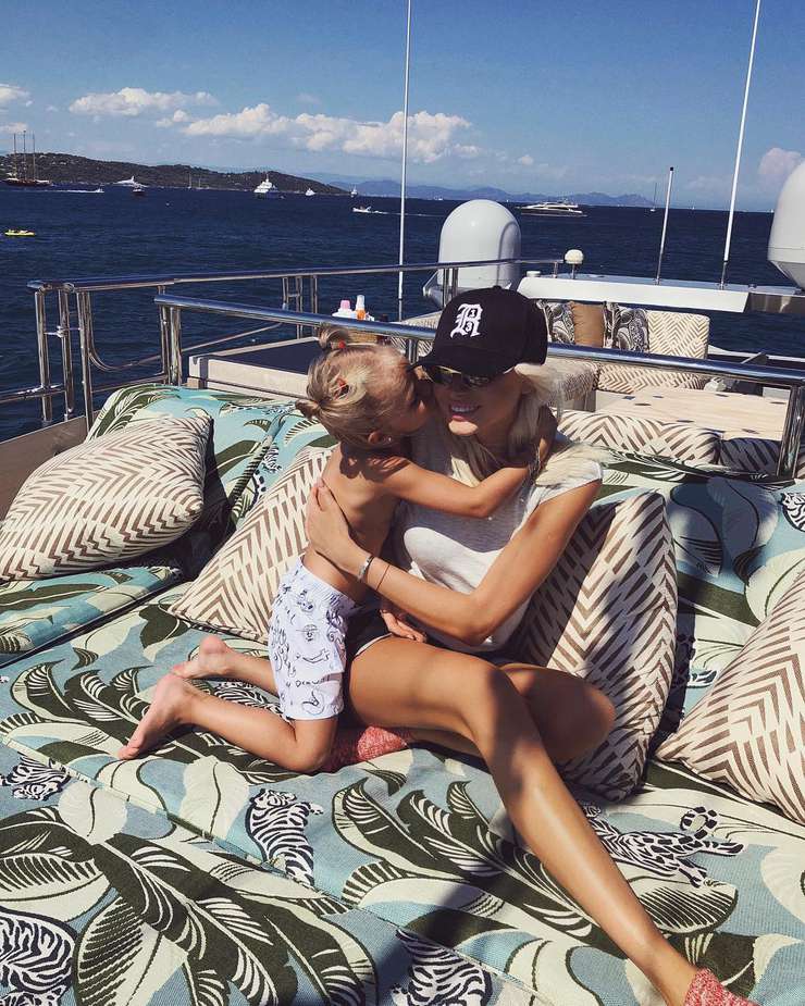 Алена Шишкова с дочкой Алисой