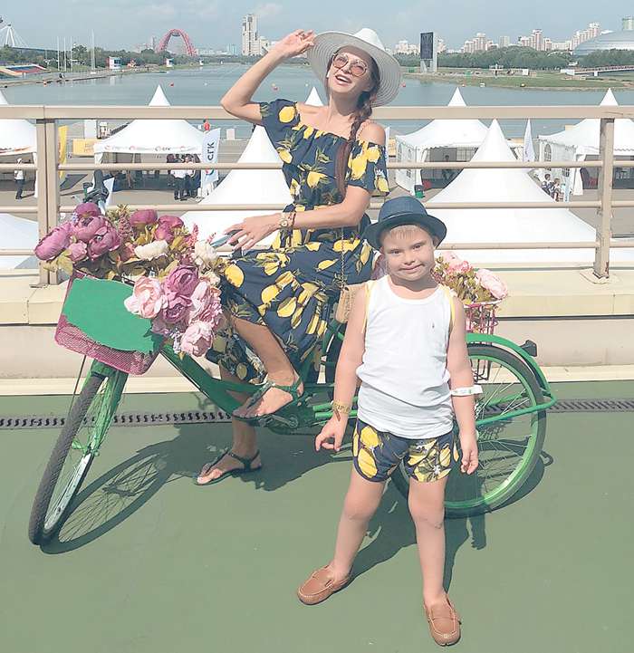 Семен, младший сын Эвелины, несмотря на особенности развития, ведет активную жизнь и часто появляется на светских мероприятиях вместе со своей звездной мамой Семен, младший сын Эвелины, несмотря на особенности развития, ведет активную жизнь и часто появляется на светских мероприятиях вместе со своей звездной мамой