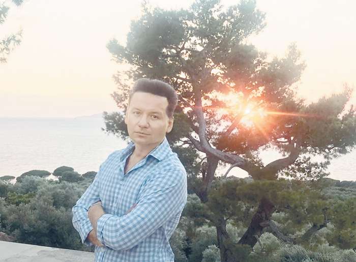 Хорошая прогулка для Александра — лучший отдых. Он любит гулять по Москве или по набережной итальянского городка Сорренто (на фото) Хорошая прогулка для Александра — лучший отдых. Он любит гулять по Москве или по набережной итальянского городка Сорренто (на фото)