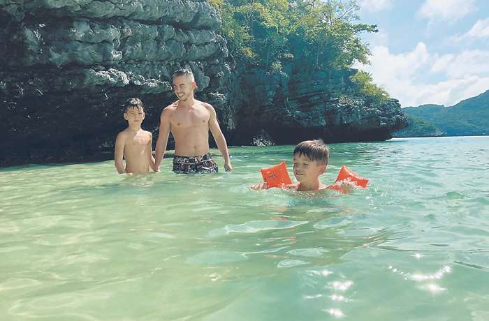 Певец старается приучать своих сыновей Мигеля и Даниэля к активному образу жизни