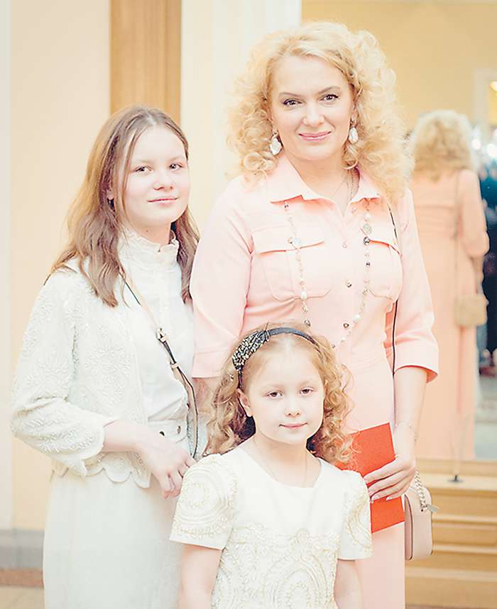 Мария Порошина — счастливая мама четырех дочек. Денадцатилетняя Серафима и восьмилетняя Аграфена уже радуют родителей своими талантами