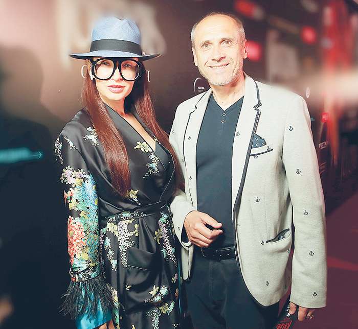 В последнее время актриса появляется на светских вечеринках в компании элегантного мужчины по имени Борис. Впрочем, пикантные слухи актриса опровергает, называя Бориса всего лишь приятелем В последнее время актриса появляется на светских вечеринках в компании элегантного мужчины по имени Борис. Впрочем, пикантные слухи актриса опровергает, называя Бориса всего лишь приятелем