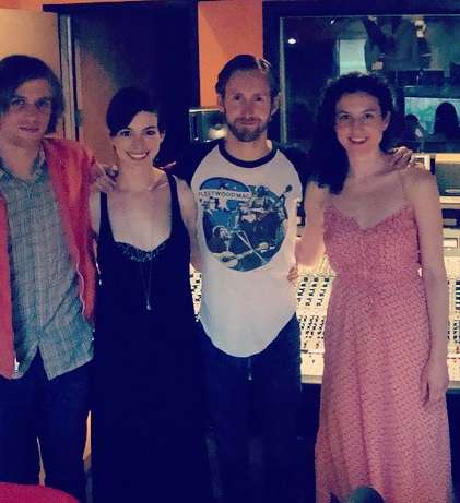 Энн Хэтэуэй и Адам Шульман с друзьями