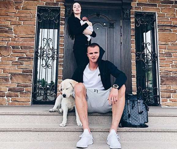 Дмитрий Тарасов и Анастасия Костенко с новорожденной дочерью