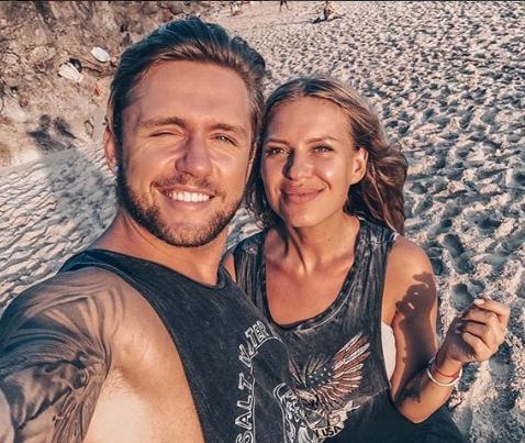 «Хочу мирного развода»: Дакота просит поклонников не проклинать неверного мужа