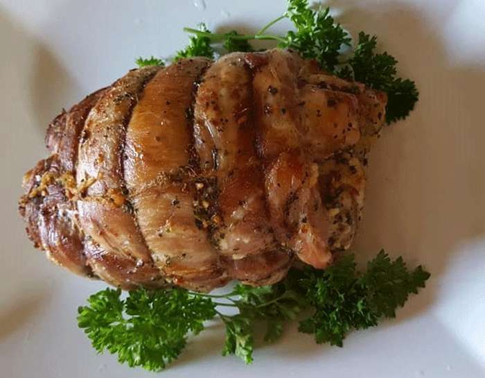 Рулет из свинины с беконом и чесноком