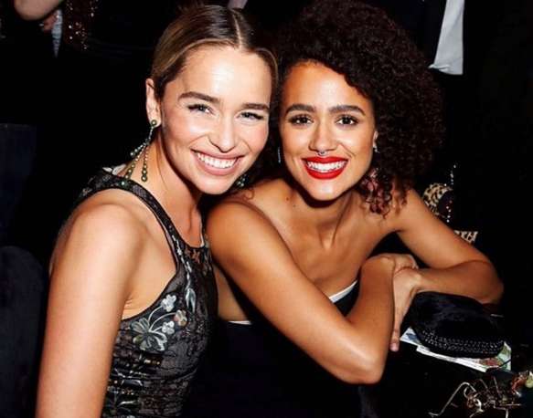 Эмилия Кларк и Наталия Эммануэль - актрисы сериала Игра престолов