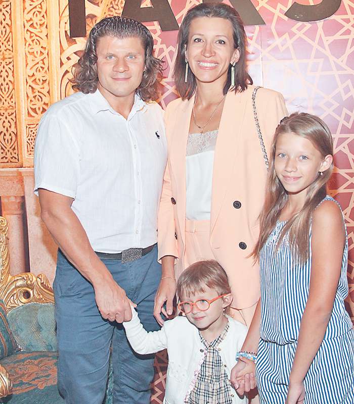 Елена Борщева с мужем Валерием Юшкевичем и дочерьми Мартой и Умой