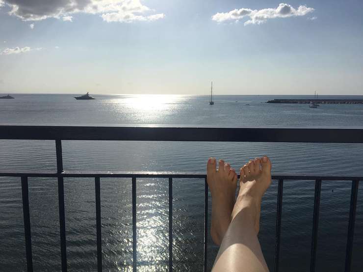 С балкона номера открывался шикарный вид на море С балкона номера открывался шикарный вид на море