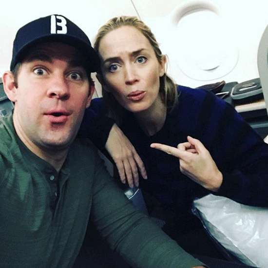 Папарацци обожают ловить Эмили Блант и Джона Красински на красных дорожках. Супруги всегда ведут себя максимально естественно, постоянно обнимаются и подкалывают друг друга