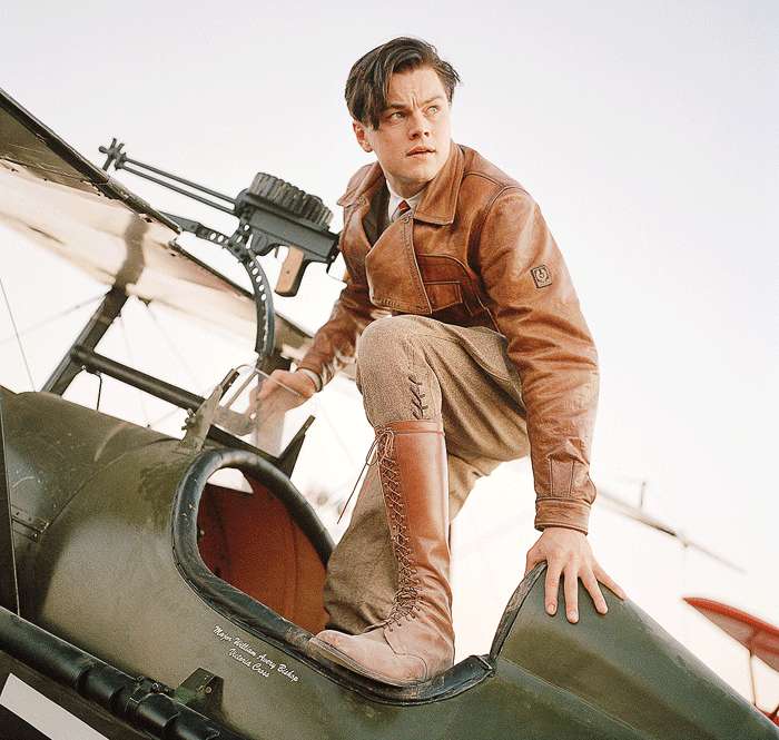 Кожанка добавила мужественности миллиардеру Говарду Хьюзу в исполнении Леонардо Ди Каприо Кожанка добавила мужественности миллиардеру Говарду Хьюзу в исполнении Леонардо Ди Каприо