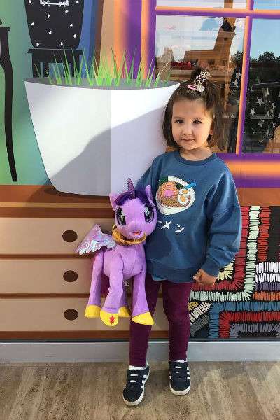 Девочка очень похожа на папу Девочка очень похожа на папу