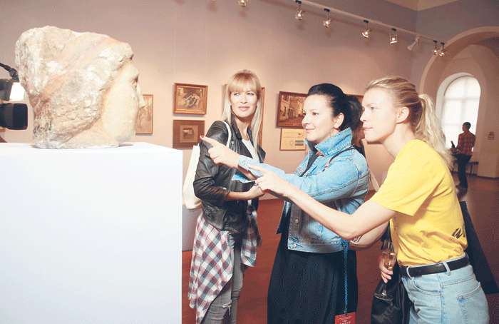 Олеся Судзиловская, Оксана Михеева и Евгения Храповицкая