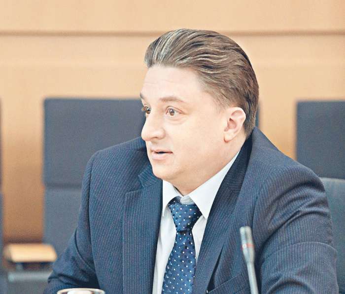 По сюжету министр спорта Цветков — персонаж комичный. И актер Максим Лагашкин отлично справился с пародией на местного спортивного чиновника