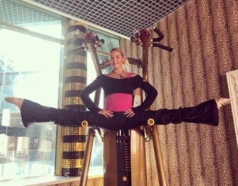 Полураздетая Волочкова привела дочь в седьмой класс