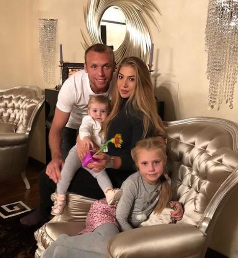 Глушаков подал на развод с неверной женой