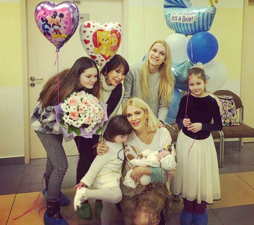 Марию Порошину с сыном встретила дружная семья