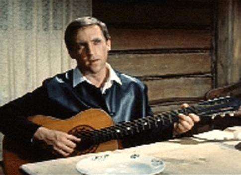 Первую гитару артисту подарила мать в 17 лет