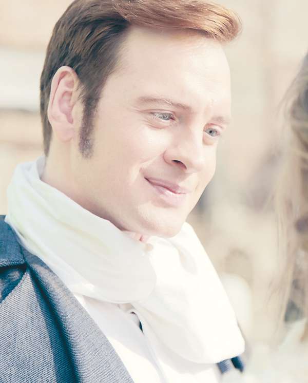 Звезда сериала «Молодежка» Александр Соколовский без труда сменил амуницию хоккеиста на костюм позапрошлого века