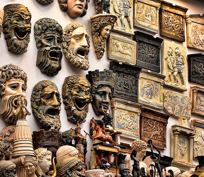 Выделите для сувениров отдельную полку Выделите для сувениров отдельную полку