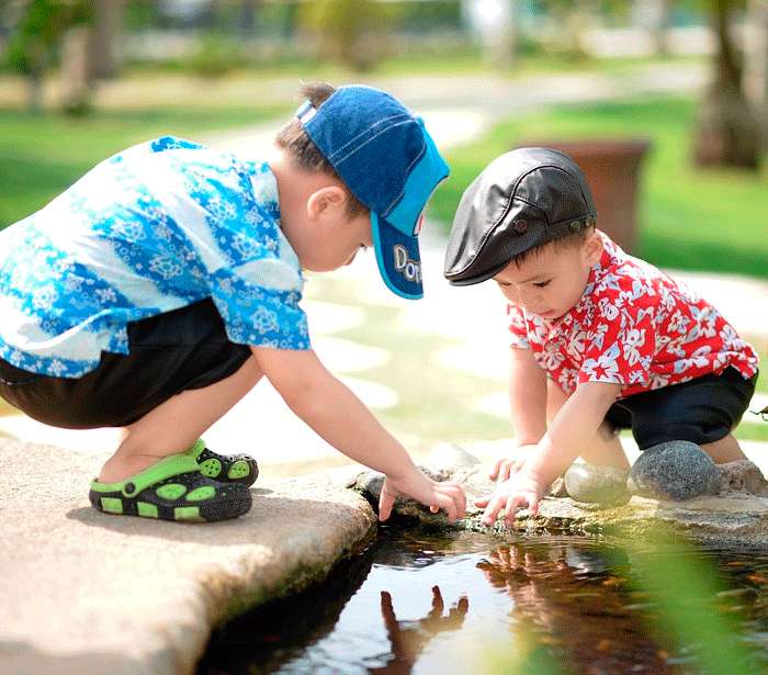В саду ребенок учится общению