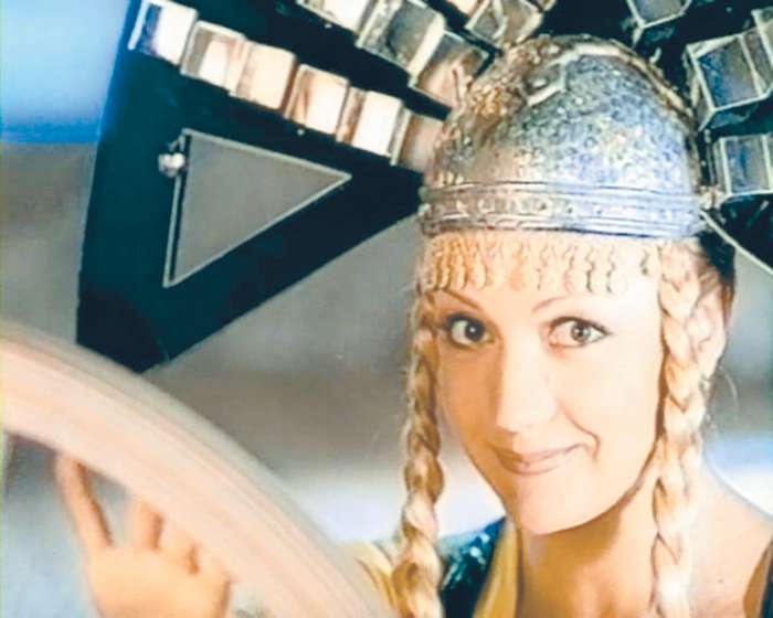 Видео на песню «Ясный мой свет» вышло более двадцати лет назад, однако с тех пор сама Татьяна почти не изменилась