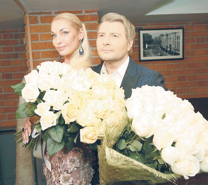 Николай Басков оказался активным поставщиком подарков для Анастасии Волочковой. «На новоселье он подарил рояль, свой собственный отдал. Дарил Аришке одежду: пальто, платья ведущих марок. А сейчас на мне от него серьги», — рассказала именинница Николай Басков оказался активным поставщиком подарков для Анастасии Волочковой. «На новоселье он подарил рояль, свой собственный отдал. Дарил Аришке одежду: пальто, платья ведущих марок. А сейчас на мне от него серьги», — рассказала именинница