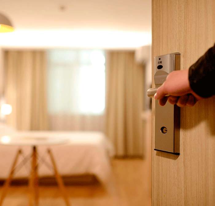 Портье проводит вас до номера