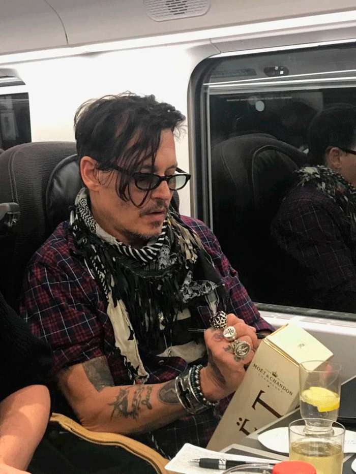 Актер купил паре бутылку шампанского и подписал ее на память Актер купил паре бутылку шампанского и подписал ее на память