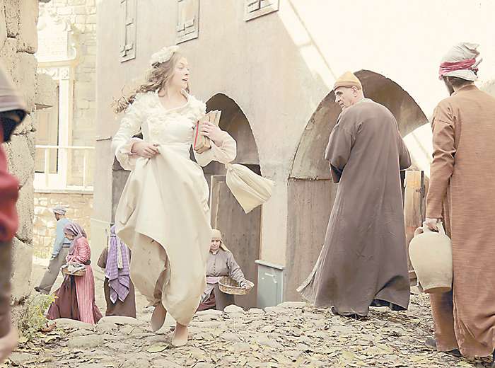 Все интерьеры, в которых проходили съемки, были построены специально для проекта. Но выглядят декорации очень достоверно