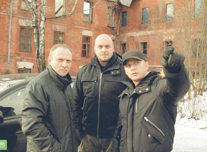С Эдуардом Флеровым (слева) и Романом Курциным в сериале «Меч-2»