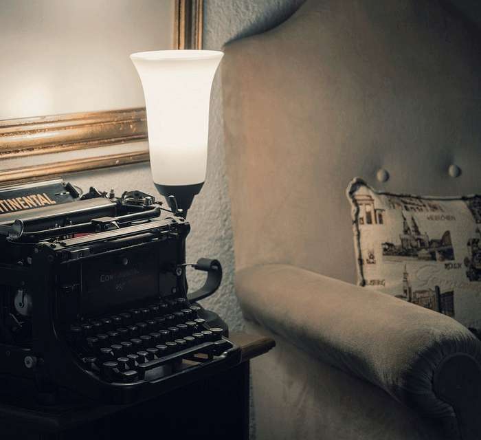 Красивый торшер поможет создать уютный уголок для чтения Красивый торшер поможет создать уютный уголок для чтения