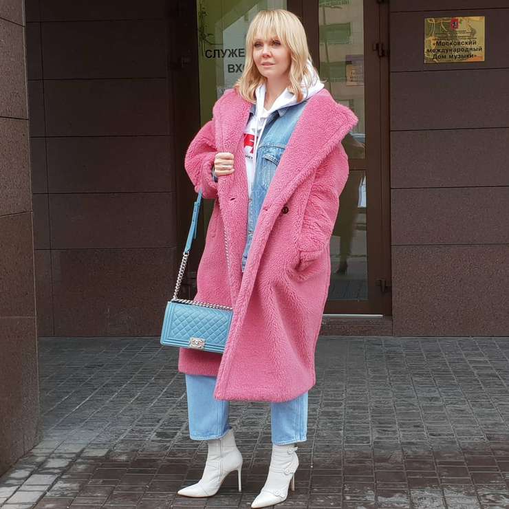 Полюбила цветные шубки и Валерия