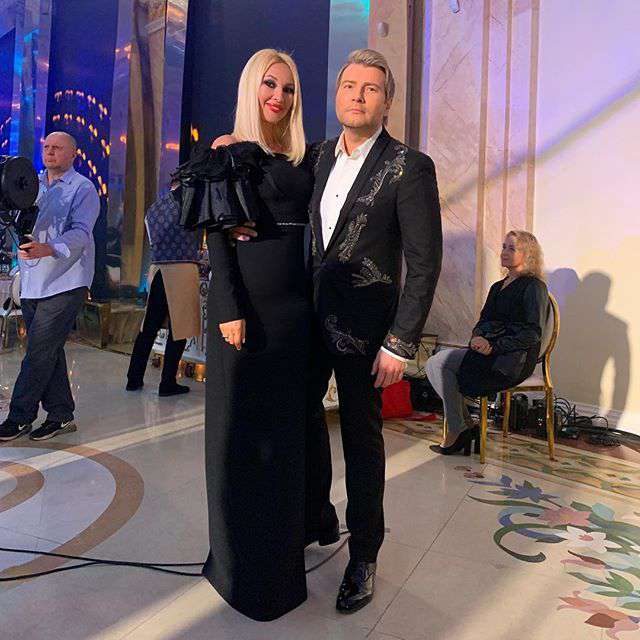 У ведущей явно виден живот